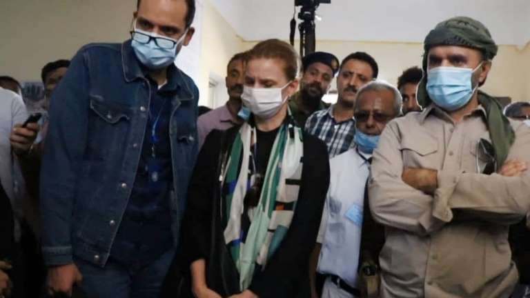 نائبة رئيس البعثة الاممية في الحديدة تزور حيس وتجهش بالبكاء.. بالصور