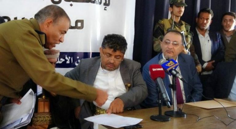 صراع القيادات الحوثية على المناصب: إيقاف نبيل الوزير واتهامه بوقائع فساد