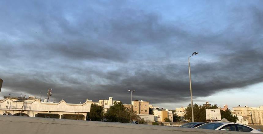 انفجار في ناقلة نفط بميناء جدة السعودية استُهدفت من "مصدر خارجي"