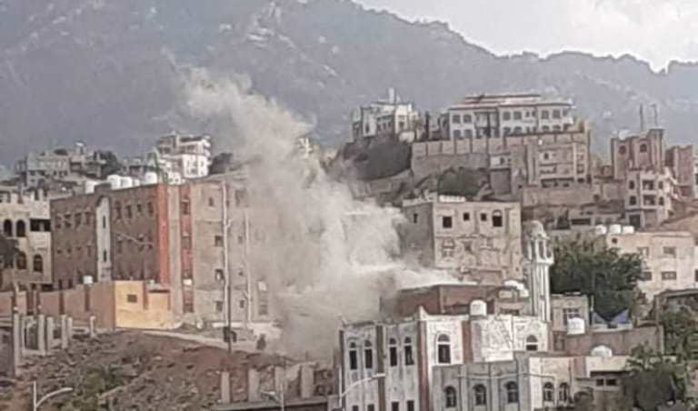قناصة الحوثيين يستهدفون امرأة في تعز برصاصة في الصدر