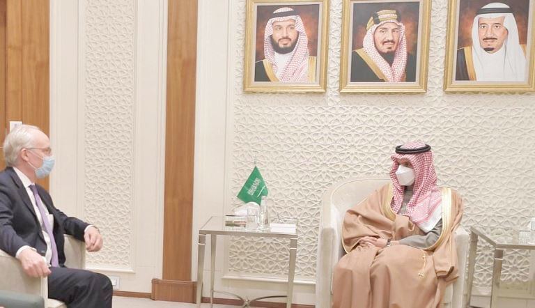 المبعوث الأمريكي إلى اليمن يبدأ جولة بالمنطقة ويجري لقاءات في السعودية