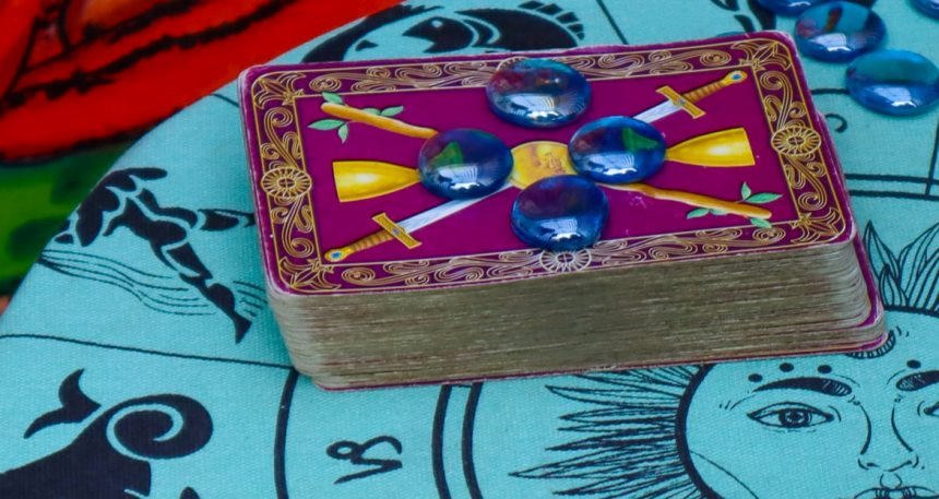 خسرن أموالاً وراء العرافات وقارئات الفنجان.. فكيف كانت النتائج؟