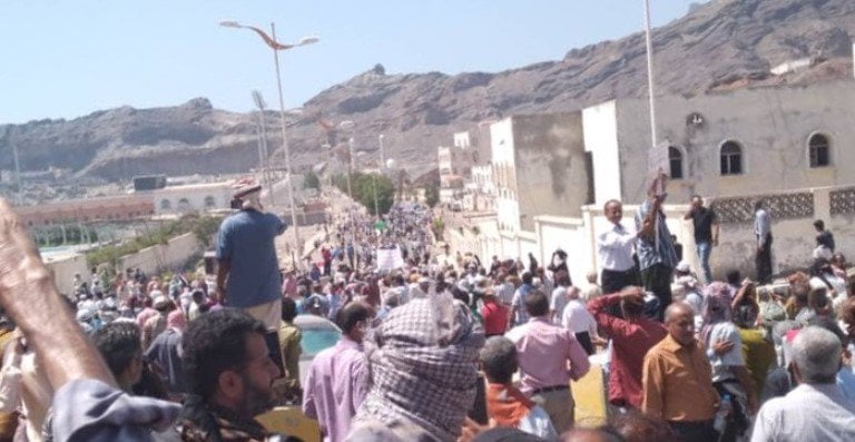 احتجاجات في عدن تصل قصر المعاشيق وتنتهي بسلام