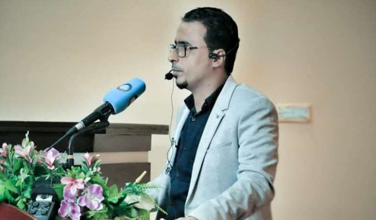 فعاليات يوم الشعر العالمي: جامعة عدن تحتفي بالشاعر أسامة المحوري