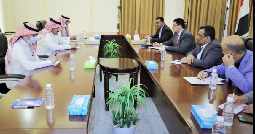 فريق الحكومة اليمنية يناقش مع السفير السعودي استكمال اتفاق الرياض