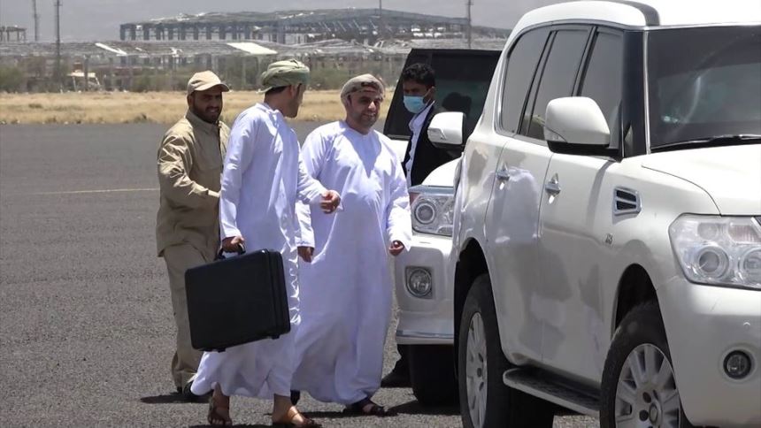 ماذا يحمل الوفد العماني بهذه الحقيبة إلى الحوثيين في صنعاء؟