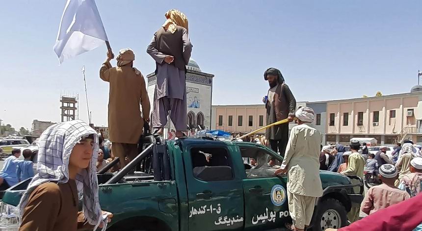 طالبان تأمر قواتها بدخول كابول وتطمئن.. وأشرف غني يغادر