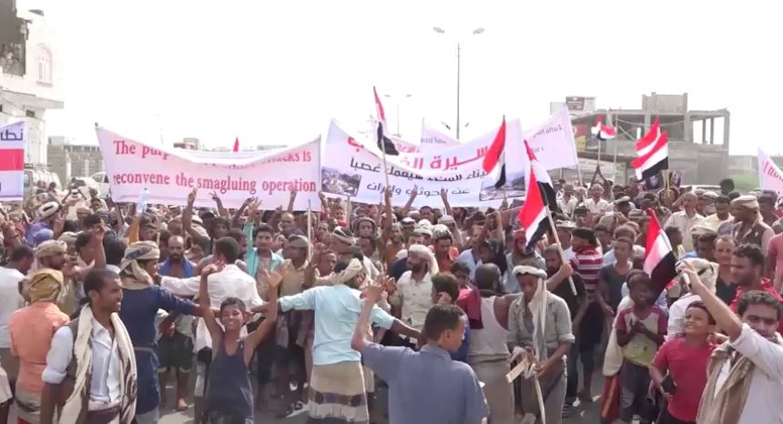 بالفيديو - المخا تشهد تظاهرة حاشدة تندد بهجوم الحوثي على أملها الوحيد