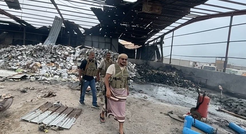 بالفيديو - طارق صالح يتفقد ميناء المخا: الحقد الحوثي ظهر جلياً