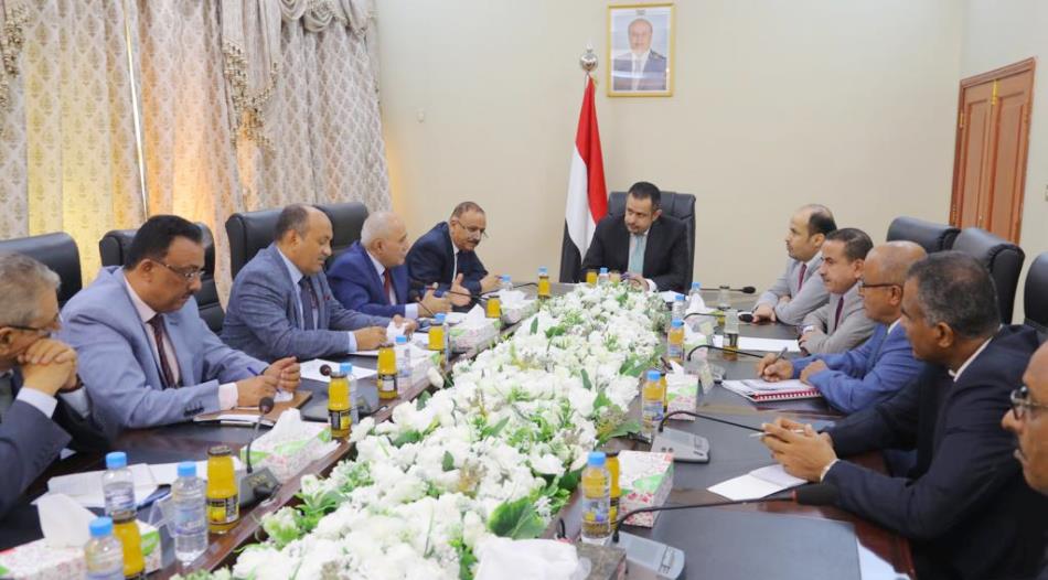 عدن: إجراءات جديدة تقرها الحكومة والبنك المركزي لوقف تراجع العملة