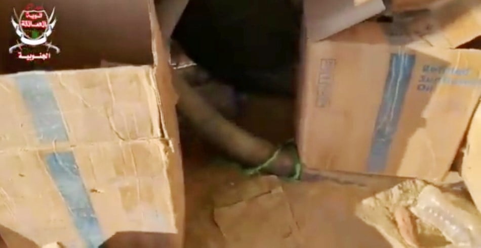 الحكومة: نقل الحوثي الألغام في صناديق الإغاثة جريمة شنعاء