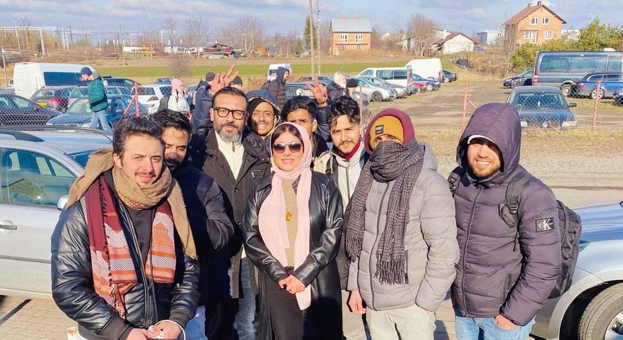 صورة - يمنيون غادروا أوكرانيا يصلون إلى بولندا