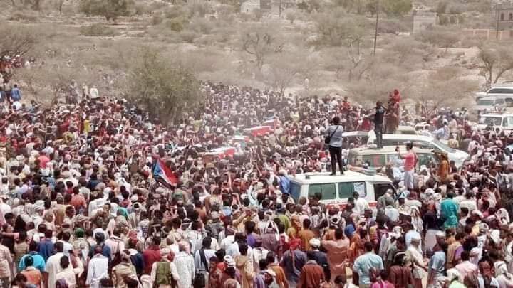 تشييع اللواء جواس إلى مثواه الأخير في ردفان وسط حضور شعبي كبير