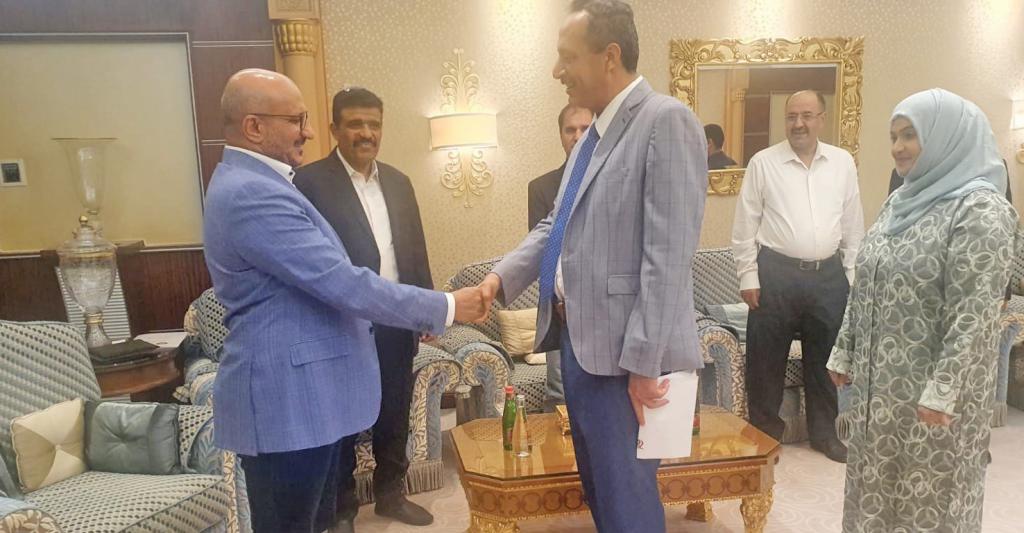 صحيفة: تحضيرات لعودة أعضاء المجلس الرئاسي في اليمن إلى الداخل