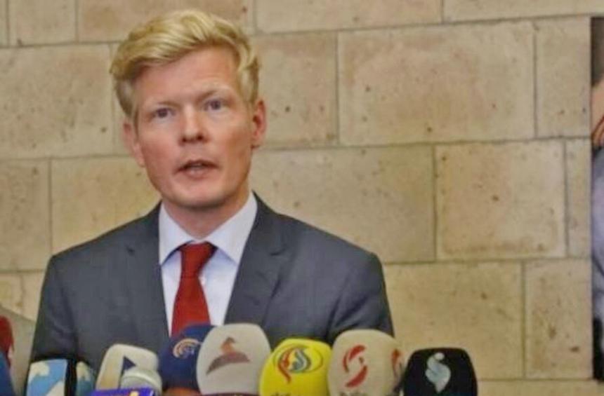 غروندبرغ يرحب بأول رحلة من مطار صنعاء وينتظر طرقات تعز