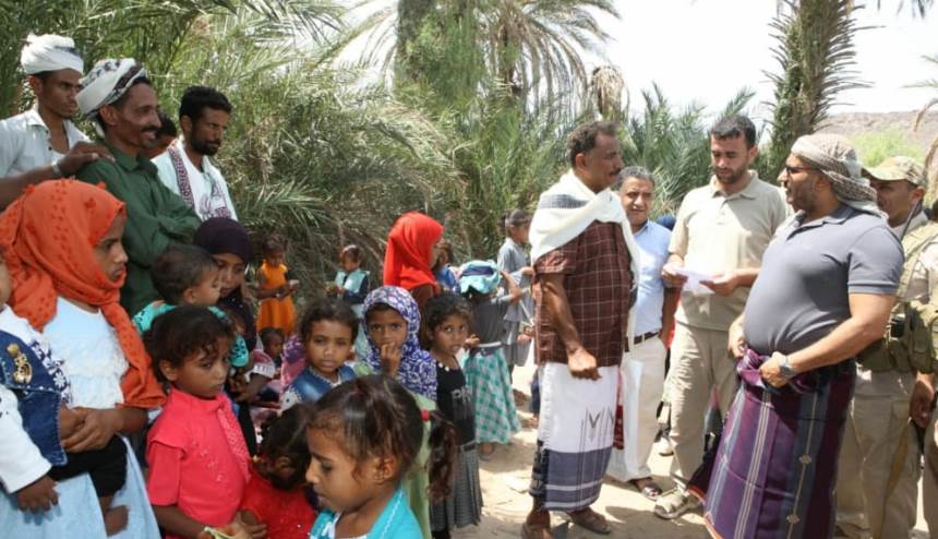 طارق صالح يتفقد المخا ويوجه بتوسيع خدمات المياه