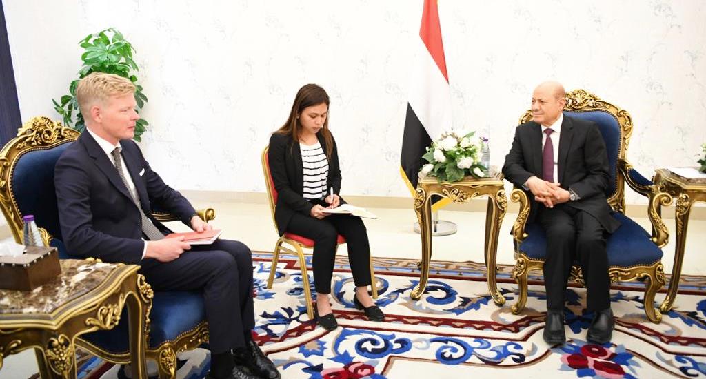 العليمي يذكر المبعوث الأممي بالتزام الحوثي بدفع المرتبات