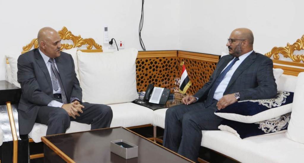 طارق صالح يناقش مع شمسان مستجدات تعز وفتح الطرق