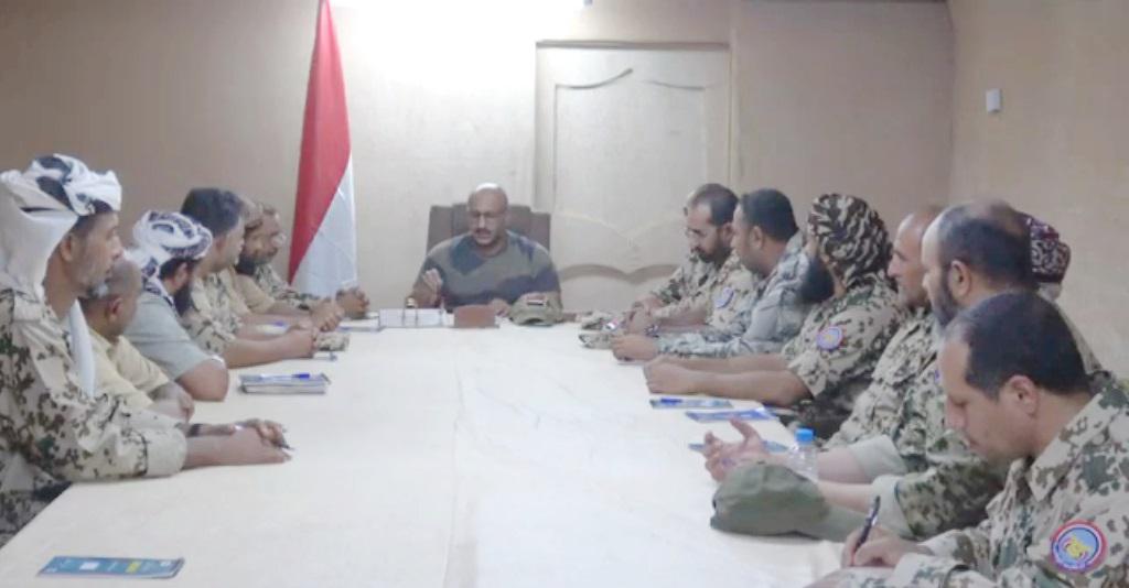 طارق صالح يناقش التطورات مع قيادات ألوية محور حيس