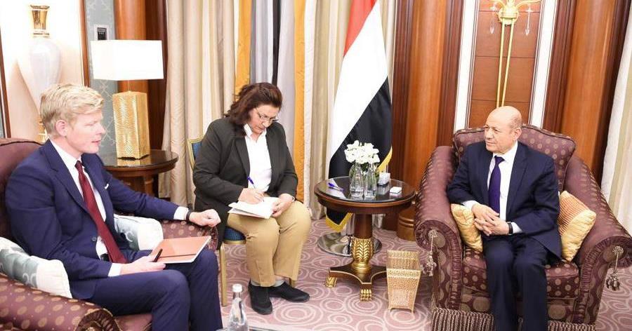 العليمي للمبعوث الأممي: لا ملفات أخرى قبل فتح طرقات تعز