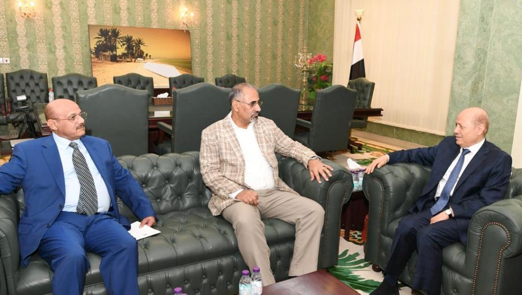 محافظ المركزي اليمني يُطلع العليمي على تطورات الوضع المصرفي