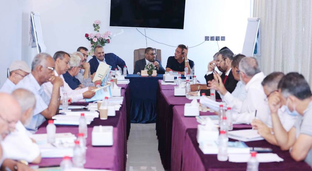 الجنة البرلمانية المكلفة بدراسة الموازنة العامة 2022 تجتمع في عدن