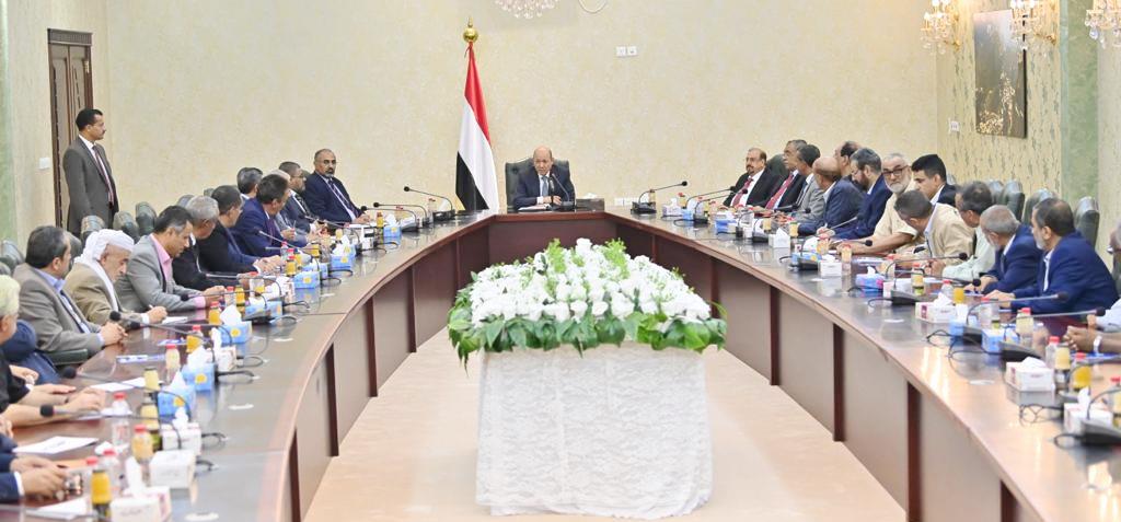 العليمي لرئاسة البرلمان: الرئاسي مع الحكومة ماضٍ بتنفيذ مهام المرحلة الانتقالية