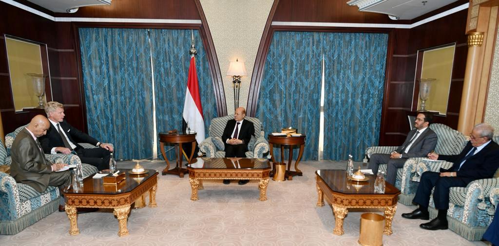 العليمي لغروندبرغ: لم نقيد استيراد الوقود وفتح طرق تعز لتمديد الهدنة