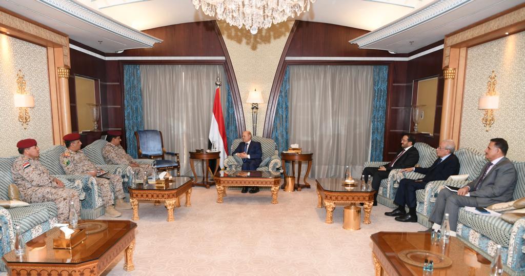 اللجنة العسكرية والأمنية تسلم الرئيس العليمي تقريراً حول مستجدات عملها