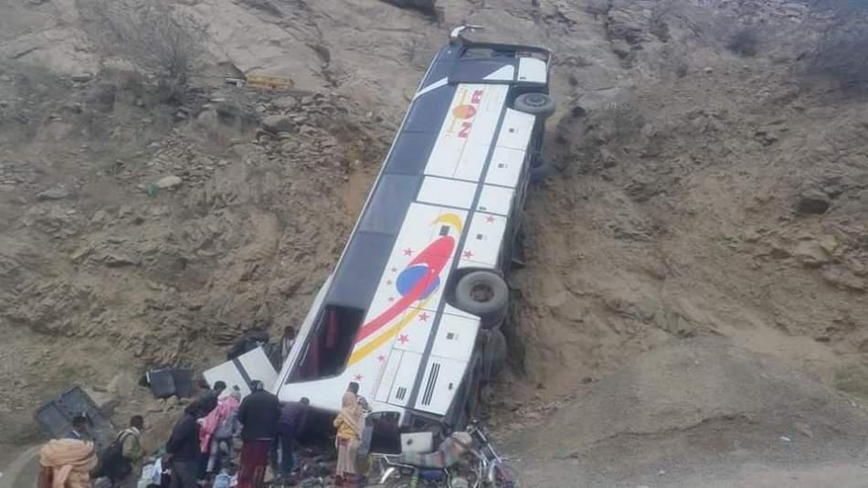 وفيات ومصابون بحادث انقلاب حافلة نقل ركاب في تعز