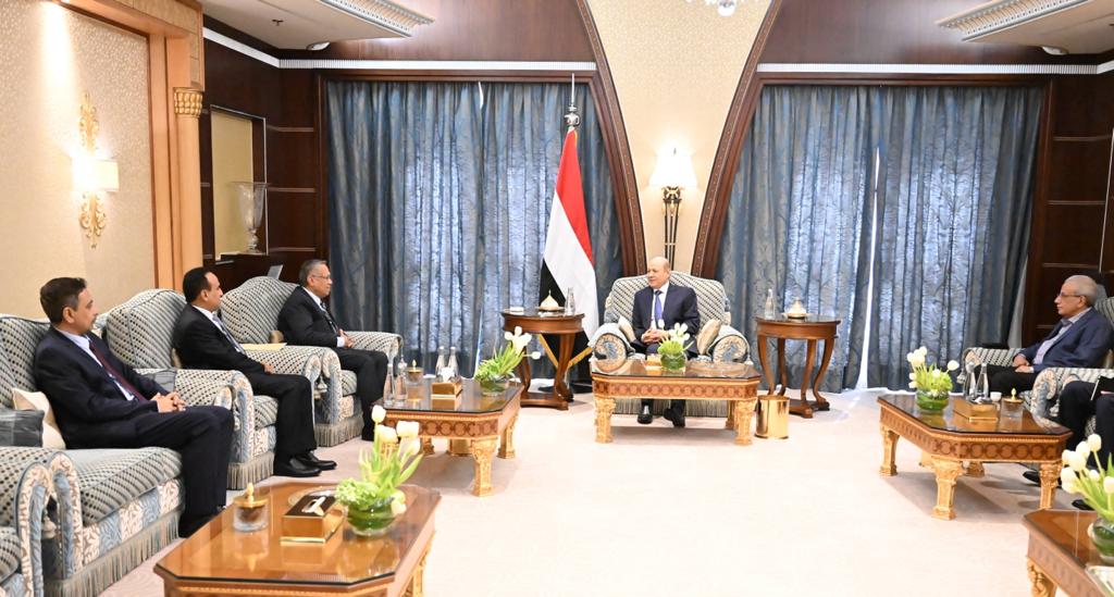 الرئيس العليمي يناقش مع رئاسة الشورى المستجدات وأولويات وحدة الصف