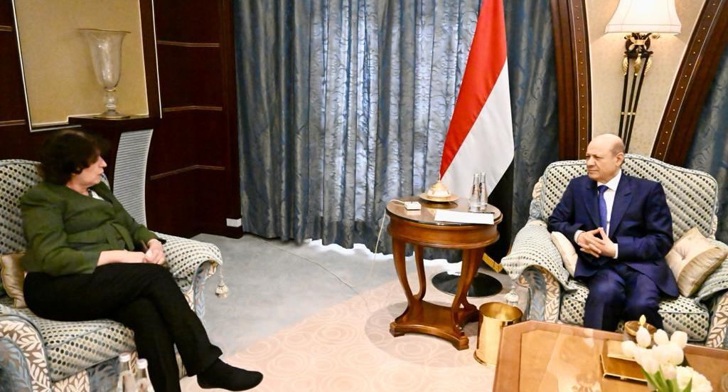 العليمي: تسهيلات دولية لتعزيز البنك المركزي بمبلغ 300 مليون دولار