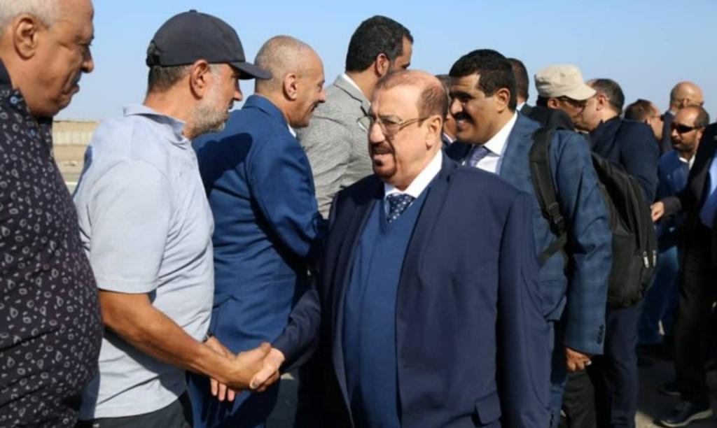 للمرة الأولى - رئيس البرلمان اليمني يصل تعز عبر مطار المخا الدولي