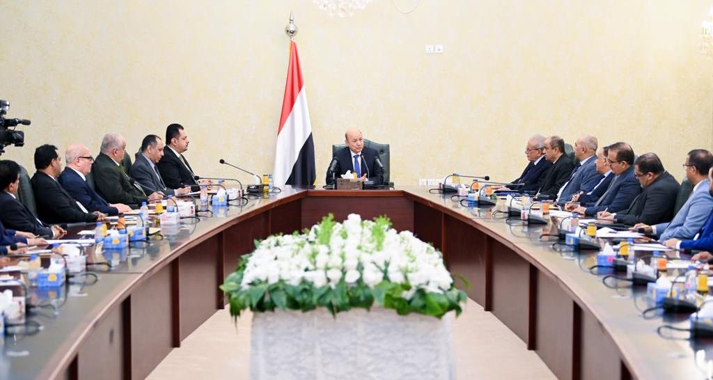 رئيس المجلس الرئاسي اليمني رشاد العليمي يرأس اجتماعاً للحكومة