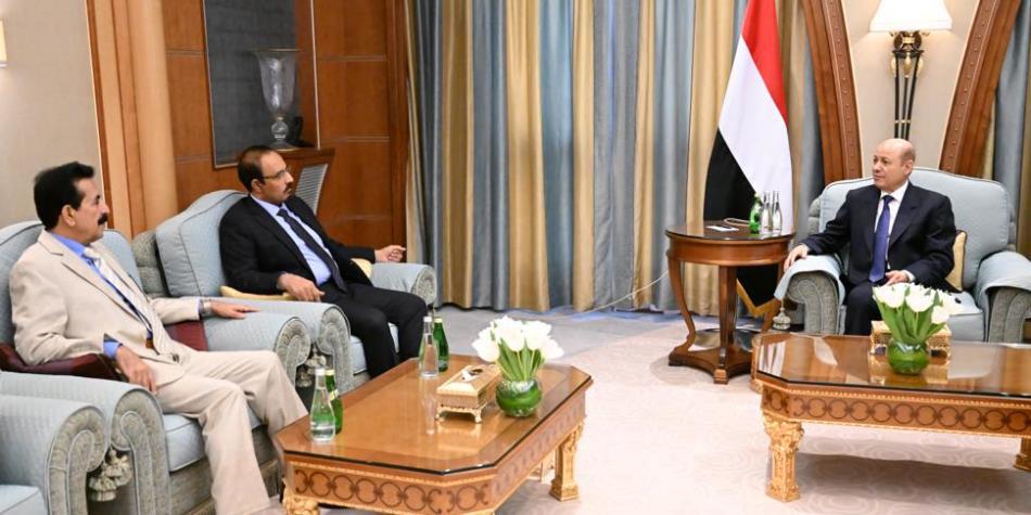 محافظا حضرموت والجوف يعرضان على الرئيس العليمي المستجدات