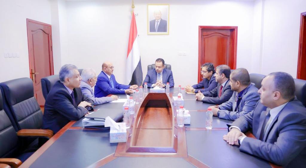 رئيس الحكومة يناقش مع البنك المركزي اليمني الرقابة على البنوك