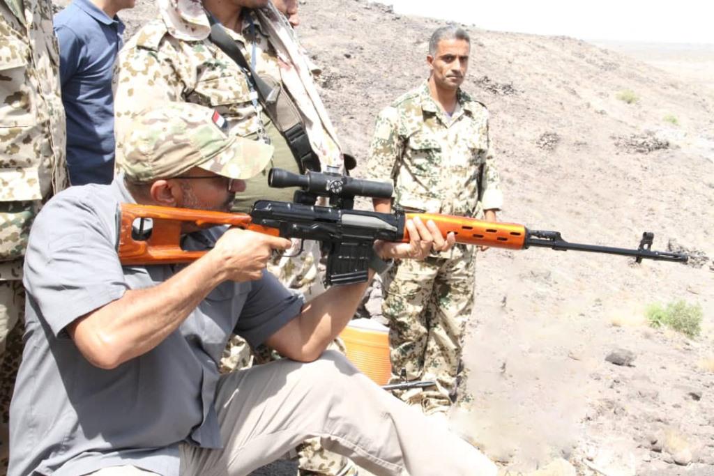 طارق صالح خلال تدريبات الرماية: مواجهة المشروع الإيراني تتطلب قوة احترافية