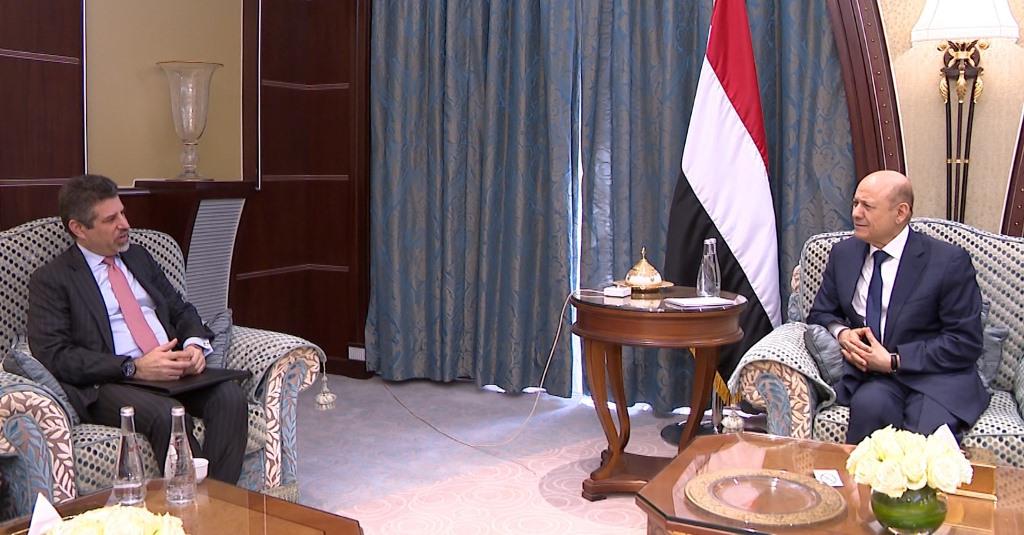 الرئيس العليمي يشيد باعتراض واشنطن شحنات أسلحة ومخدرات مهربة
