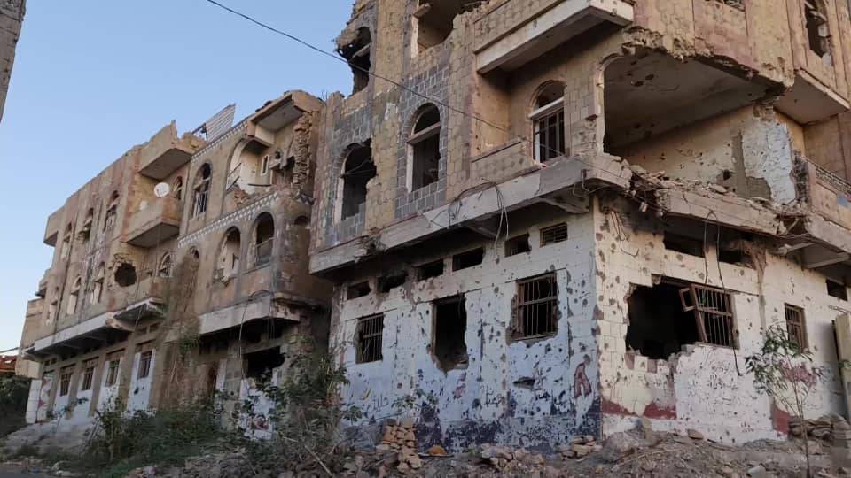 لجنة التحقيق بالانتهاكات تزور أحياء في تعز تعرضت لاستهداف الحوثيين