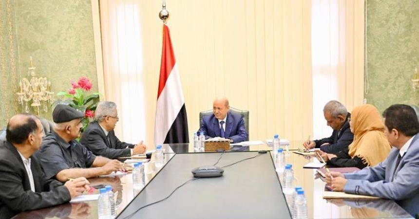 بالنص والأرقام.. قرار رئاسي بتسوية أوضاع عشرات آلاف الموظفين المبعدين في اليمن