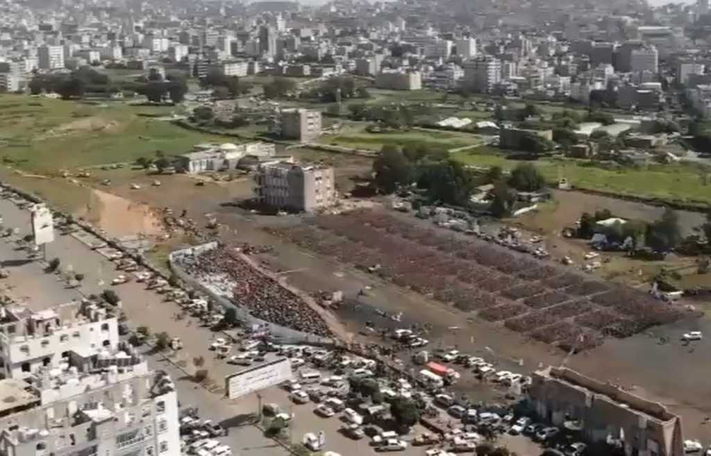 عرض ومطار عسكري حوثي في جامعة إب