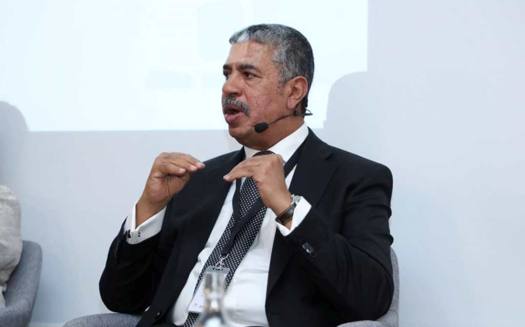 بحاح يصل إلى عدن.. ويغرد حول زيارة العليمي إلى حضرموت