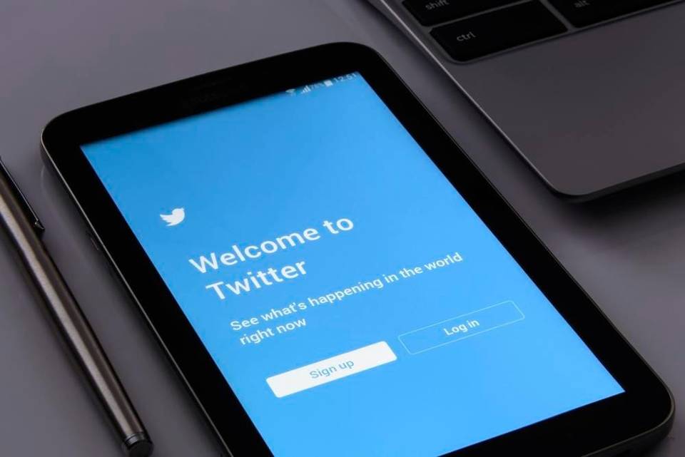 ثريدز يجبر تويتر على إعادة هذه الميزة المهمة للمستخدمين