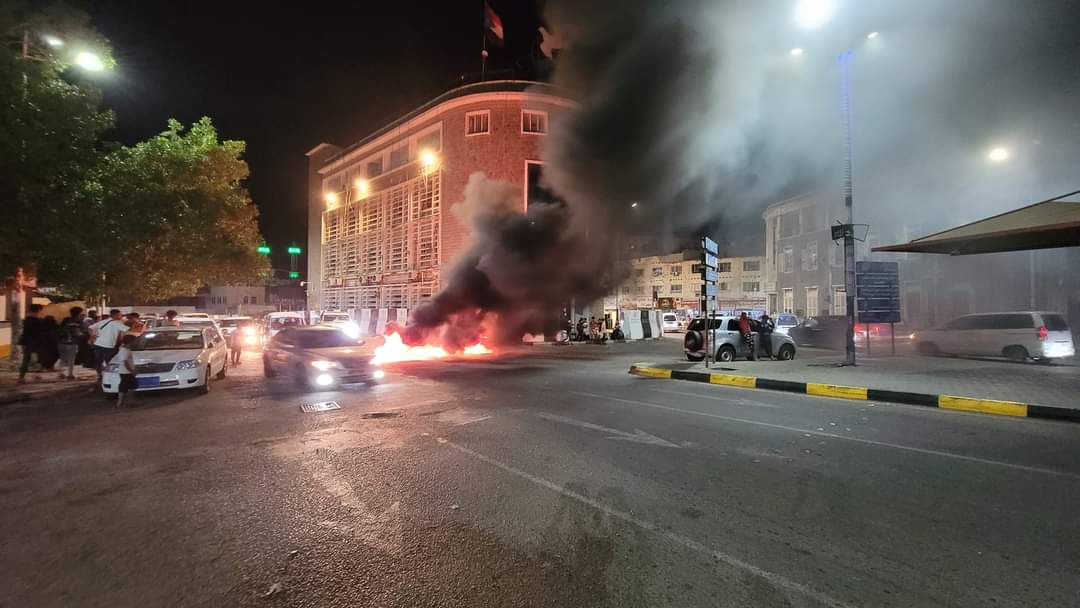 عودة نسبية للكهرباء في عدن بعد ليلة احتجاجات غاضبة