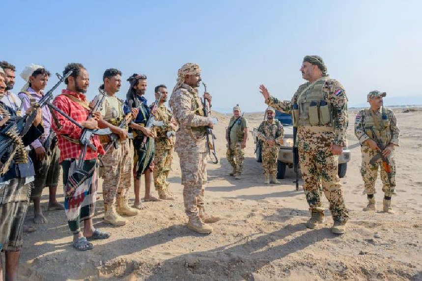 بالفيديو والصور: طارق صالح يتفقد خطوط التماس في الحديدة بعد تعز